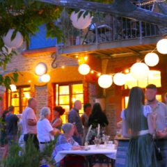 Terrasse vor großem Raum am Abend
