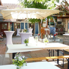 Terrasse vor großem und kleinem Raum mit einem Schirm