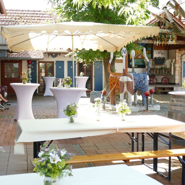 Terrasse vor großem und kleinem Raum mit einem Schirm