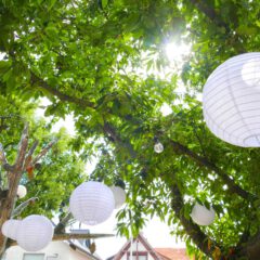 Terrasse vor großem Raum mit Lampions